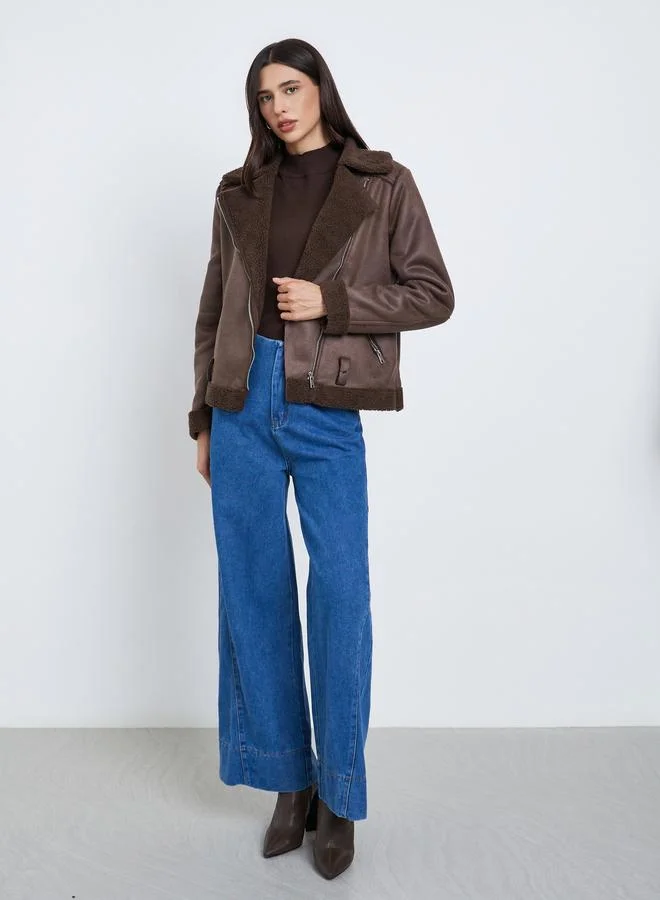 ستايلي جاكيت بايكر بمظهر الشمواه وحواف فرو صناعي