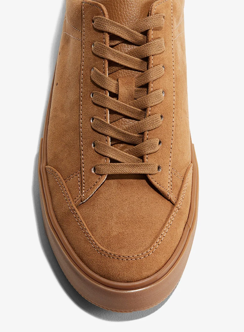 اتش اند ام حذاء رياضي