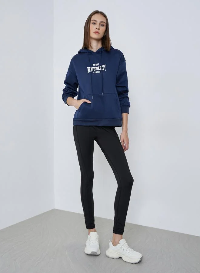 ستايلي هودي بقصة عادية وطبعة جرافيك مع جيب بغطاء