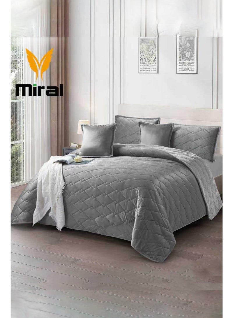 ميرال مفرش شتوي نفر ونص مخمل مضغوط سادة بوجه فرو – طقم 4 قطع (لحاف 160×210 + شرشف مغاط 120×200 + غطاء مخدة 45×70 + مخدة ديكورية 45×45) - Image 1