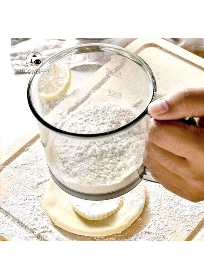 ماركة غير محددة احصل على منخل يدوي أكريليك عالي الجودة، مصمم لتوفير غربلة دقيقة وسهلة لمختلف المكونات مثل الدقيق، السكر، والتوابل. مصنوع من مواد متينة وعالية الجودة تضمن الاستخدام الطويل والكفاءة العالية.  مثالي للاستخدام في المطبخ المنزلي أو الاحترافي، حيث يساعد في تحضير المخبوزات والحلويات بدقة وسهولة. تصميم عملي وخفيف الوزن لراحة أكبر أثناء الاستخدام. الخيار الأفضل لكل محبي الخَبز والطهي!  - Image 1