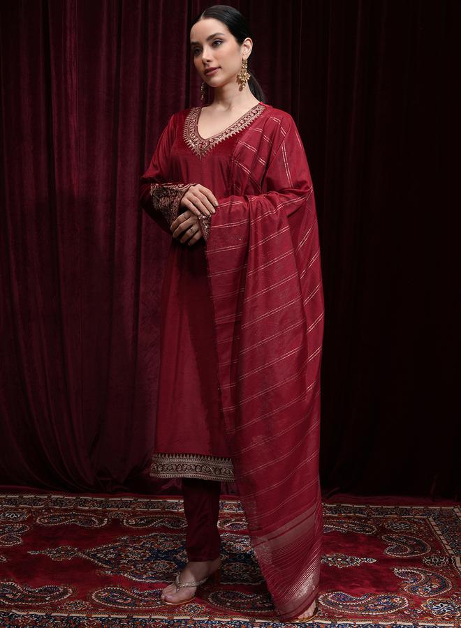 فيشود طقم كورتا نسائي مخملي مطرز باللون الأحمر من ستايلي - Image 2