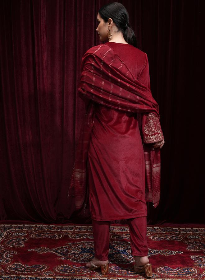 فيشود طقم كورتا نسائي مخملي مطرز باللون الأحمر من ستايلي - Image 3