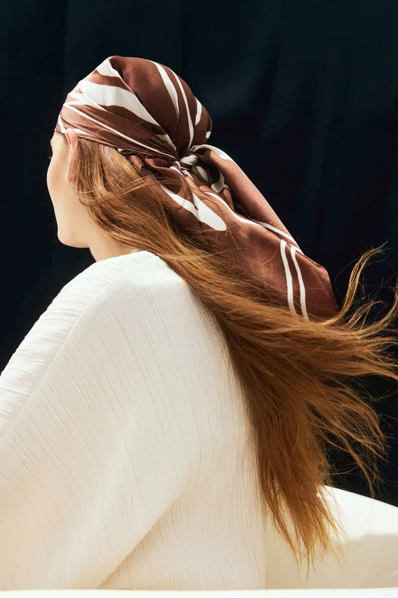 اتش اند ام وشاح مزين بالنقوش