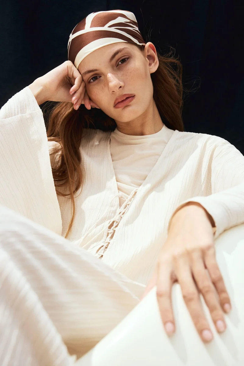 اتش اند ام وشاح مزين بالنقوش