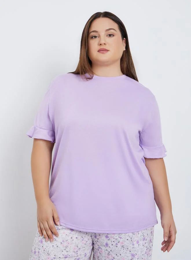 ستايلي مجموعة من تيشيرت بكشكش مع بنطال بطبعة زهور