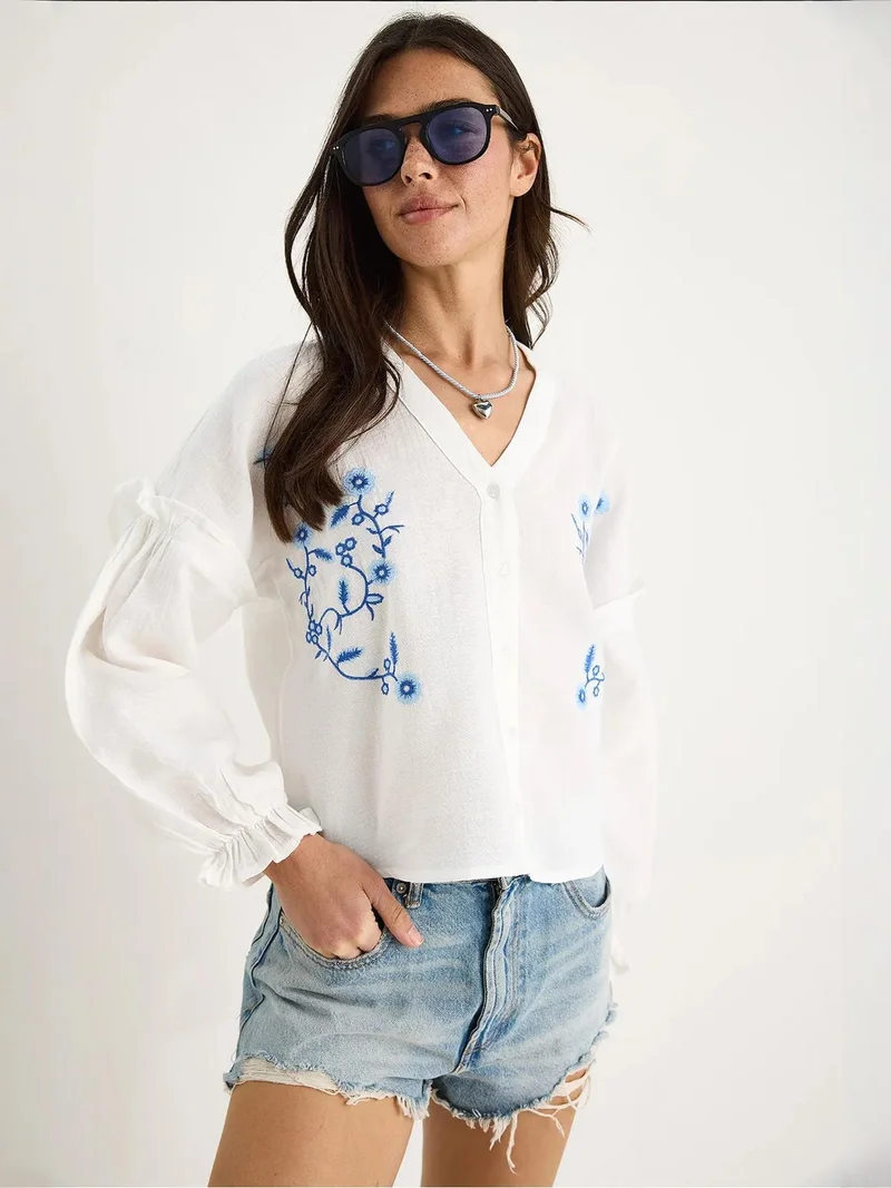 Bianco Lucci LUCCI Embroidered V-Neck Crop Blouse