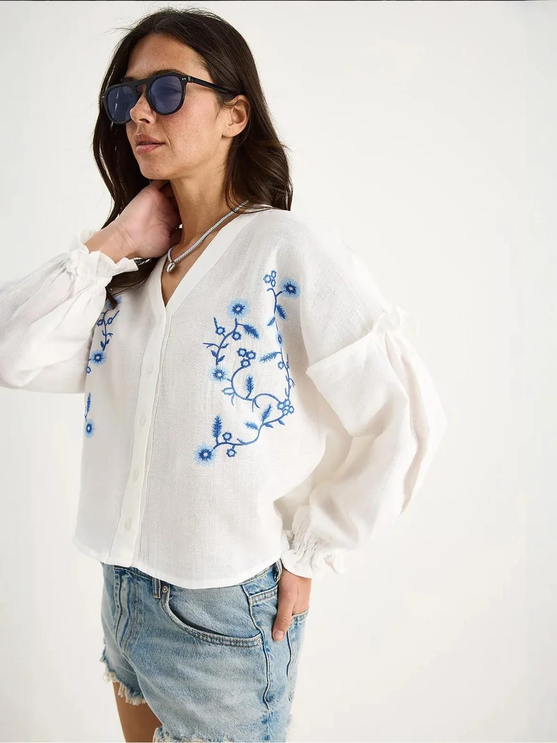 Bianco Lucci LUCCI Embroidered V-Neck Crop Blouse