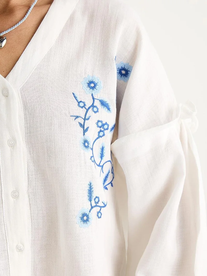 Bianco Lucci LUCCI Embroidered V-Neck Crop Blouse