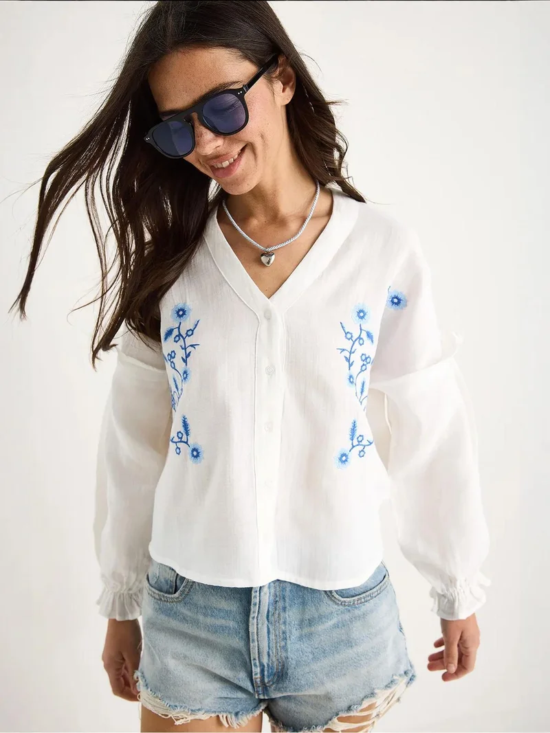Bianco Lucci LUCCI Embroidered V-Neck Crop Blouse