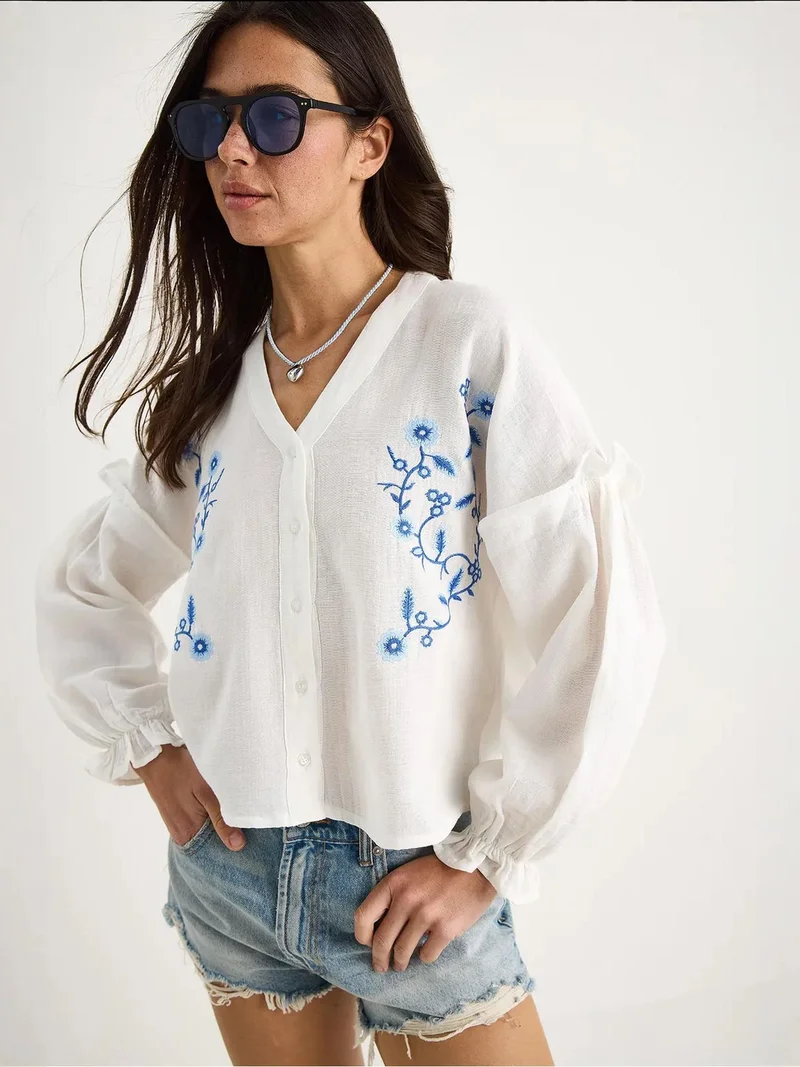 Bianco Lucci LUCCI Embroidered V-Neck Crop Blouse