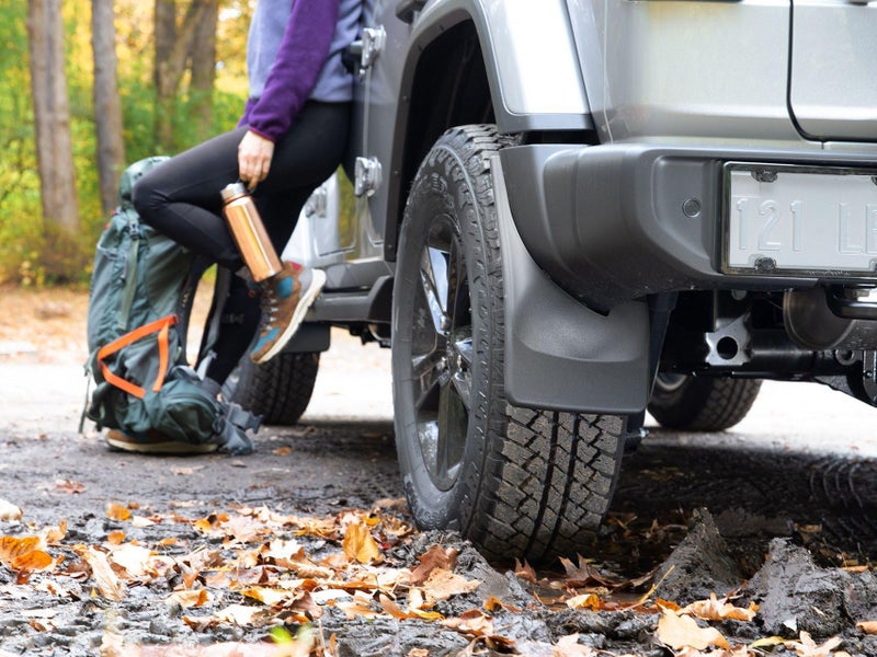 WeatherTech حراس الطين WeatherTech مخصص بدون حفر لسيارات Suburban و Yukon XL و Yukon - مجموعة أمامية وخلفية (110038-120048)، أسود - Image 4