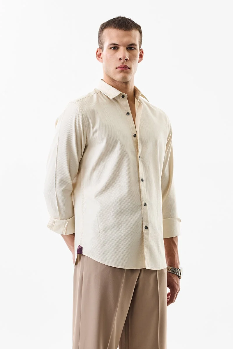 سنيتش قميص بيج قطني بقصة ضيقة وملمس مميز
