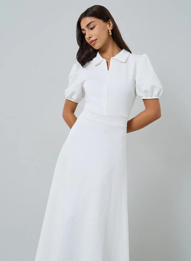 ستايلي فستان طويل بتفاصيل بارزة الملمس مع أكمام منفوخة