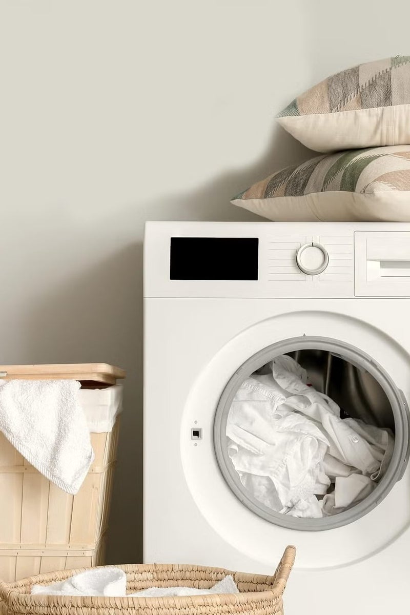 أسرار طقم راحة الأزواج مكون من 4 قطع - يتضمن 2 وسادة مخططة فاخرة مقاس 75 × 50 سم للاسترخاء التام، و1 بطانة مرتبة مقاس 100 × 200 سم لدعم مريح، و1 مصباح ديكوري لإضافة لمسة أناقة إلى غرفة نومك - مجموعة أساسيات مفروشات مثالية للأزواج. - Image 5