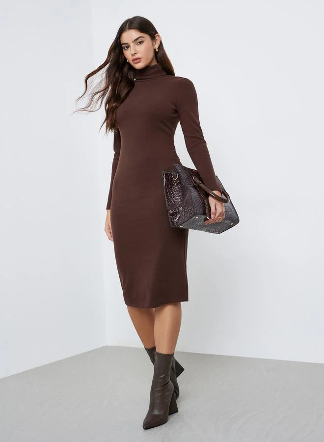 ستايلي فستان ميدي بنمط سويتر وياقة عالية