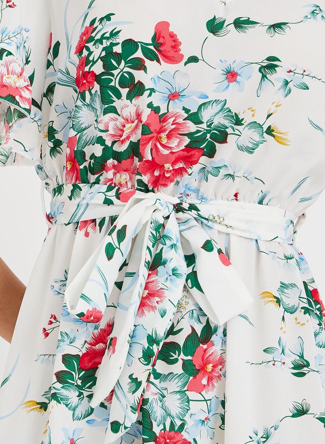 تايك تو فستان ميدي نسائي أبيض بطبعات زهور وحافة مكشكشة وربطة خصر - Image 4