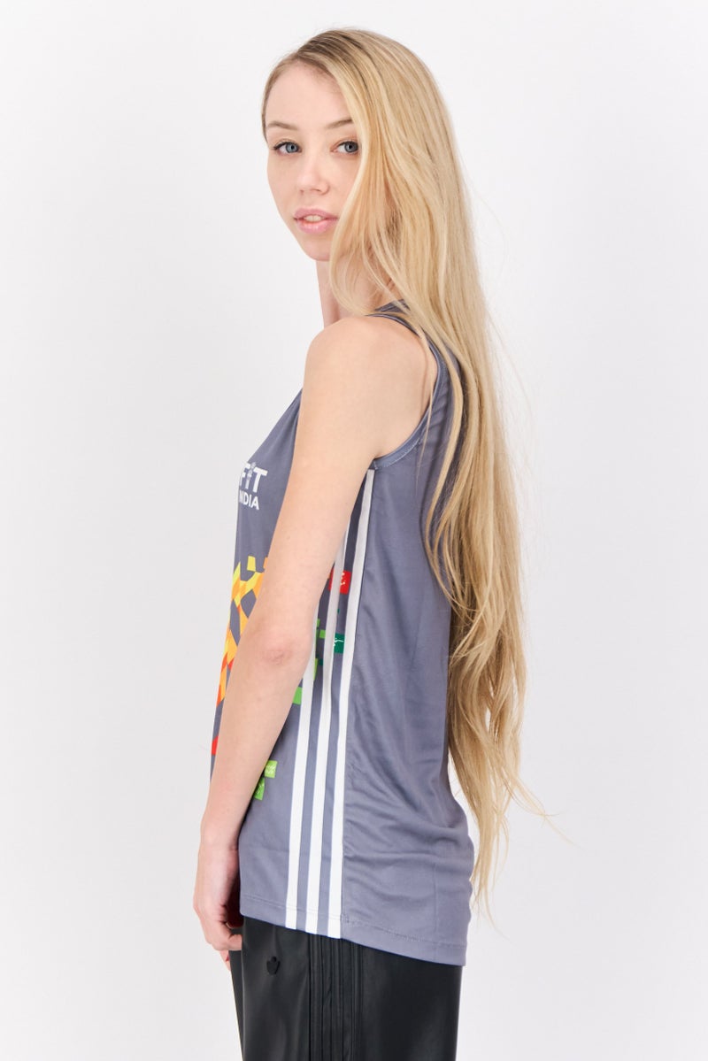 Adidas ملابس رياضية نسائية بلا أكمام مناسبة للخارج، رمادي - Image 2