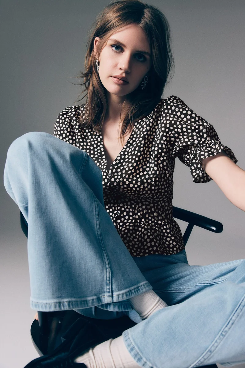 اتش اند ام بلوزة بحافة بيبلوم