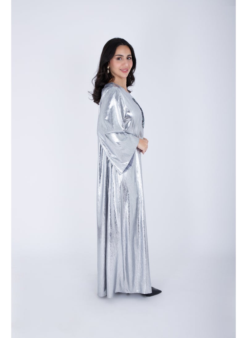 اكسا جلابية من القماش اللامع مزينة بزهرة على الكتف - Image 3