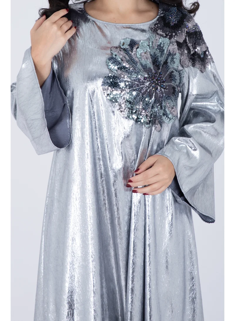 اكسا جلابية من القماش اللامع مزينة بزهرة على الكتف