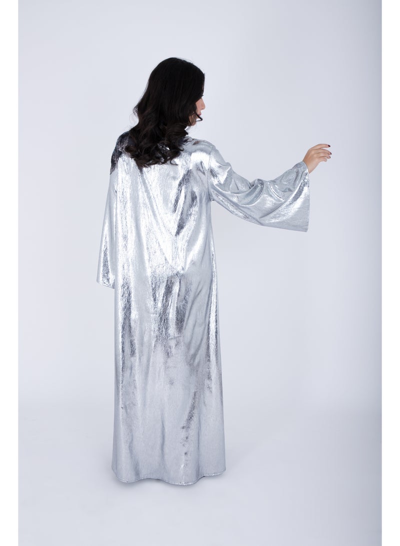 اكسا جلابية من القماش اللامع مزينة بزهرة على الكتف - Image 4