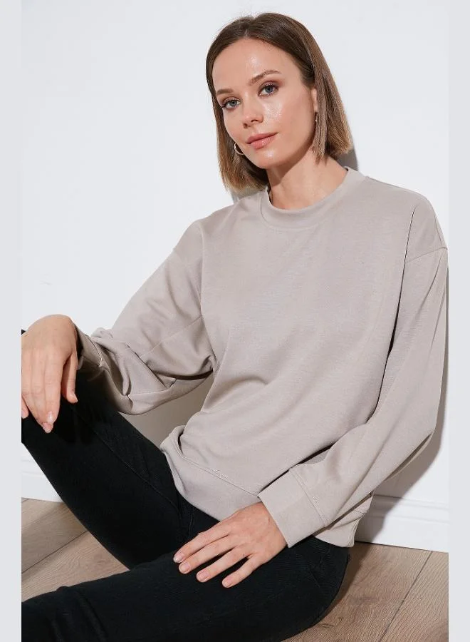 ليلا ليلا سويت شيرت نسائي بقصة واسعة وياقة دائرية من قماش السكوبا