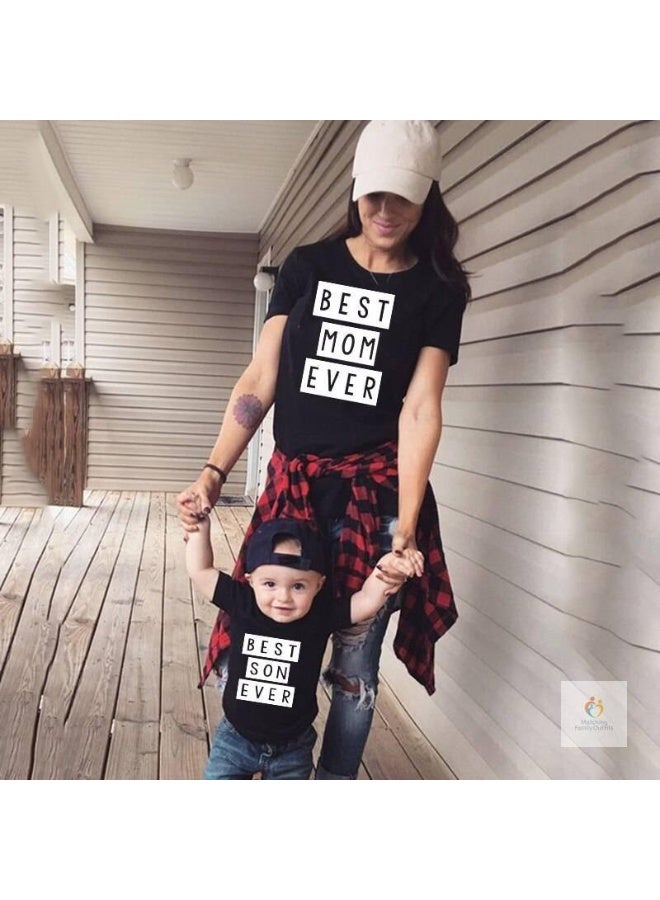 ماتشينج فاميلي اوتفيتس تيشيرت أسود مطبوع عليه "أفضل أم على الإطلاق" للرضيع والأم | طقم ملابس عائلي متناسق | بلوزة قطنية أنيقة بأكمام قصيرة | تيشيرت كاجوال للأم والابن، مناسب للارتداء اليومي وجلسات التصوير - Image 2