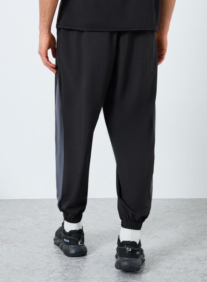 ستايلي اكتيف بنطال رياضي بقصة عادية وطبعة بليسمنت - Image 4