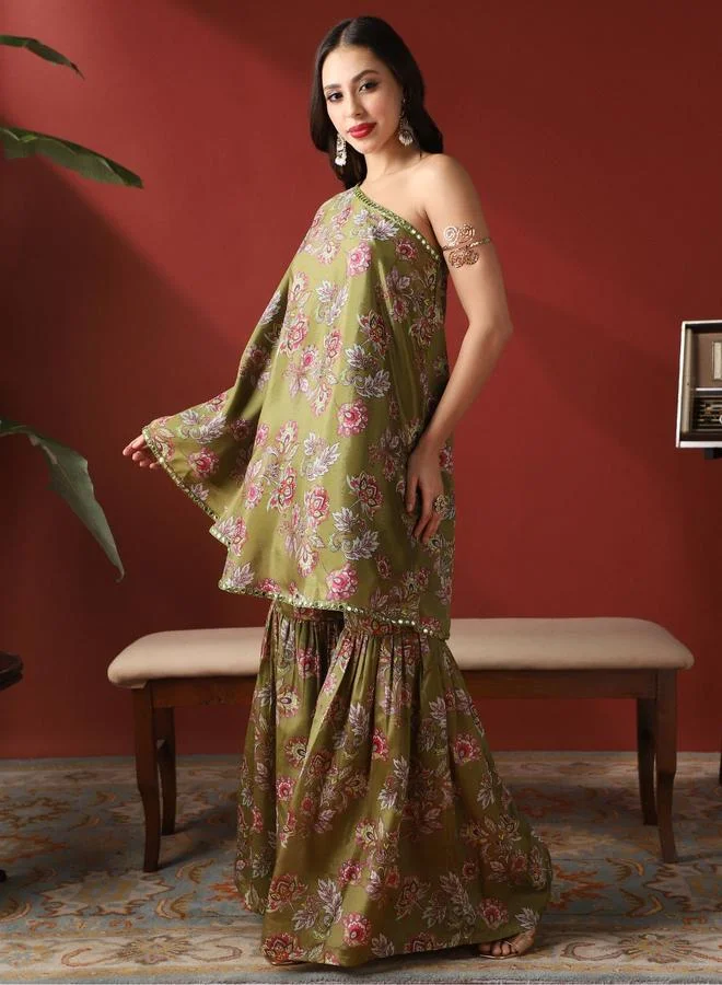 جلو باص طقم منسق من بلوزة بكتف واحد بتفاصيل مرآة وزهور وشرارة