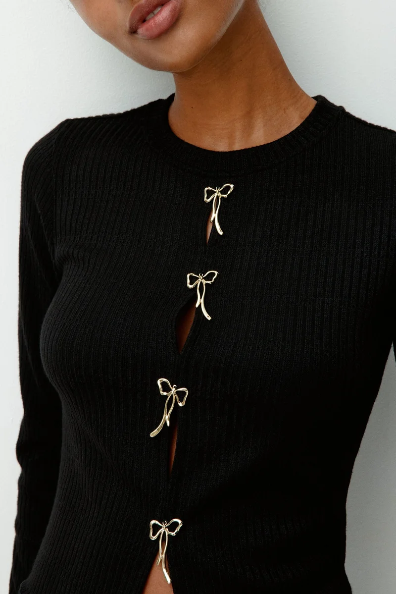 اتش اند ام بلوزة بربطة من نسيج مرن