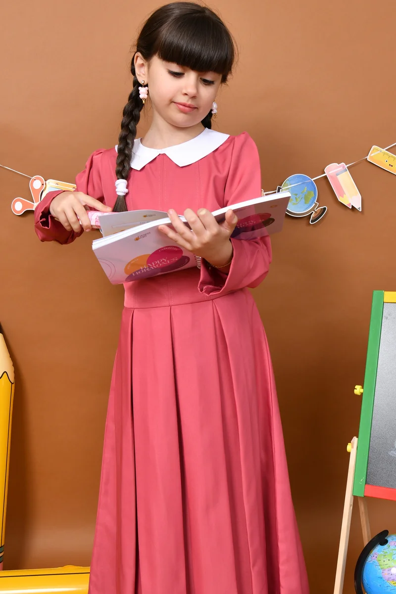 HAWRAA ABAYA Nouran Pink Apron: A simple, classic design with a white collar and soft pleats.