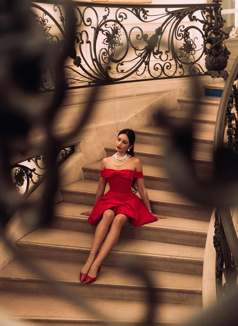Lichi Mini dress with open shoulders and bow at the bodice