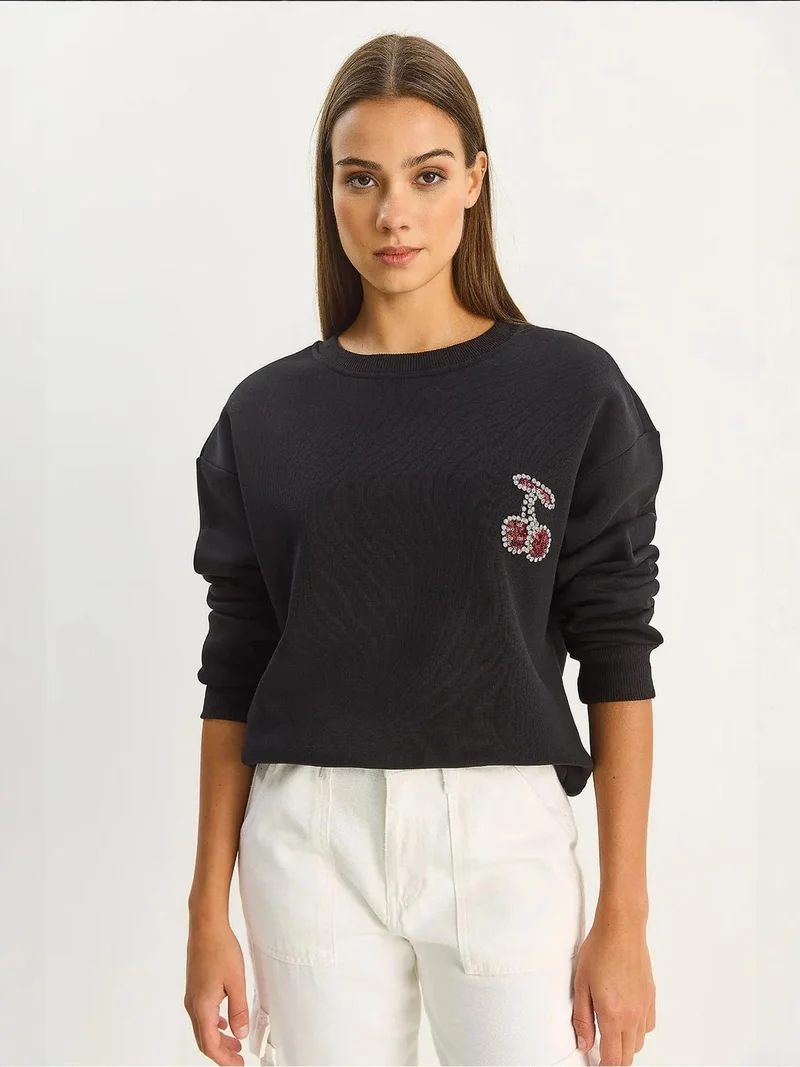 Bianco Lucci LUCCI Embroidered Crew Neck Sweatshirt