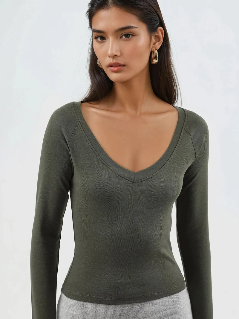 بوسيم بلوزة ضيقة بأكمام طويلة وياقة على شكل حرف  من