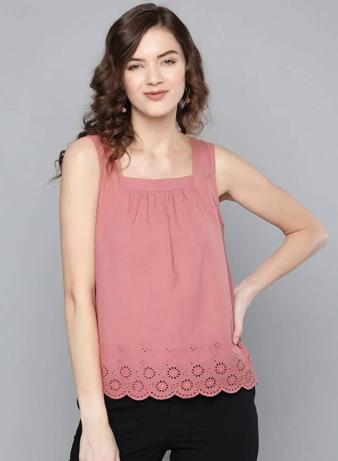 ساسافراس بلوزة بتفاصيل شيفلي مع ياقة واسعة