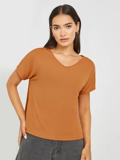 ستايلي تيشيرت بياقة على شكل حرف  بقصة عادية من ستايلي