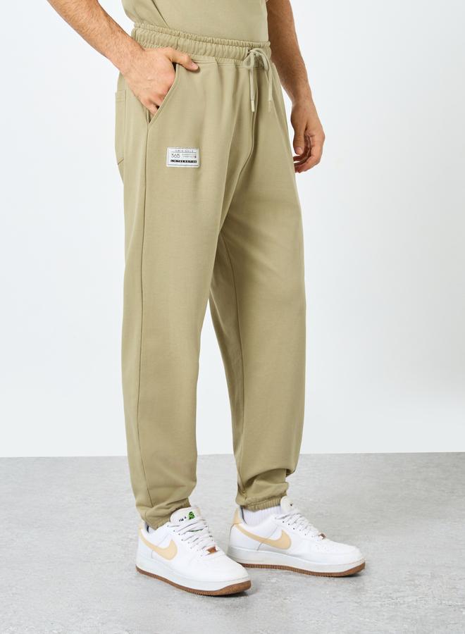 ستايلي طقم تي شيرت واسع وشورت رياضي مطاطي بشعار ستايلي - Image 4