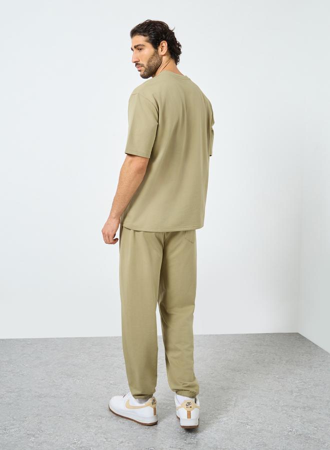 ستايلي طقم تي شيرت واسع وشورت رياضي مطاطي بشعار ستايلي - Image 5