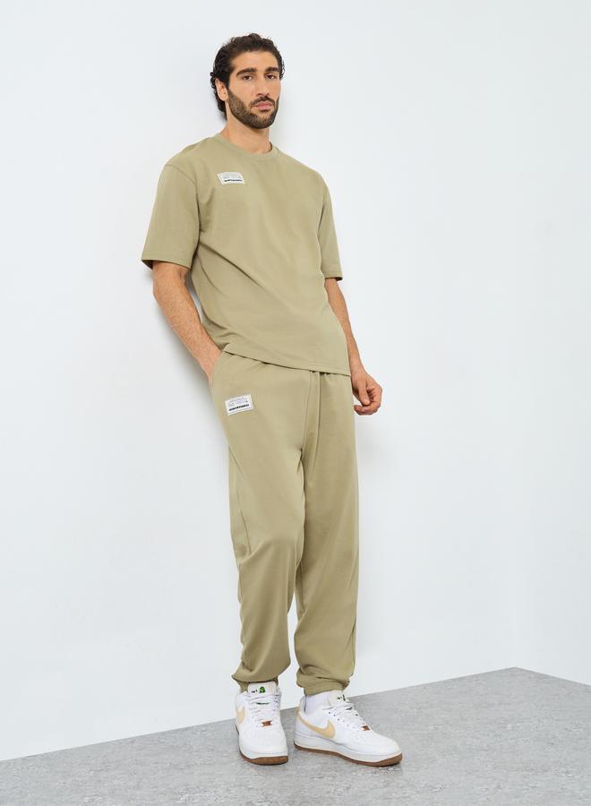 ستايلي طقم تي شيرت واسع وشورت رياضي مطاطي بشعار ستايلي - Image 1