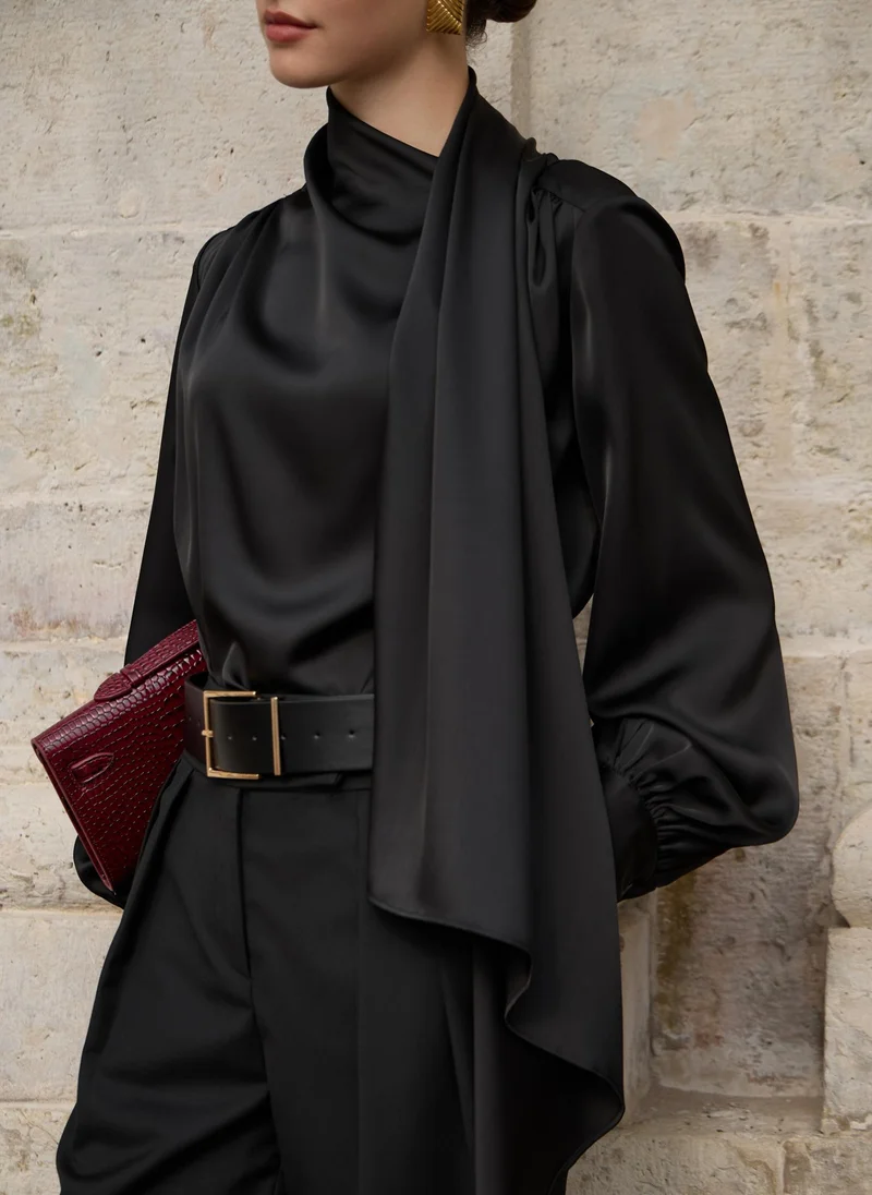 ليتشي بلوزة مع وشاح مزخرف من القماش المتدفق