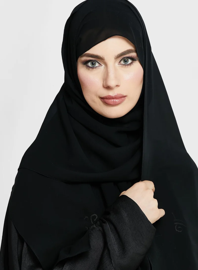 هيا كلوزيت عباية مطرزة بأكمام كيب