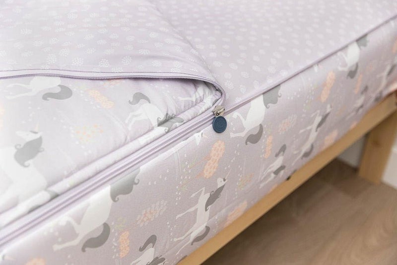 Beddy's بيتي's حكاية خرافية يونيكورن للفتيات غطاء سرير متين بسحاب للأطفال، سرير في حقيبة، ملاءات بنفسجية وغطاء سرير بتصميم يونيكورن، يتضمن غطاء وسادة ووسادة، سهل التحضير والغسل - Image 2
