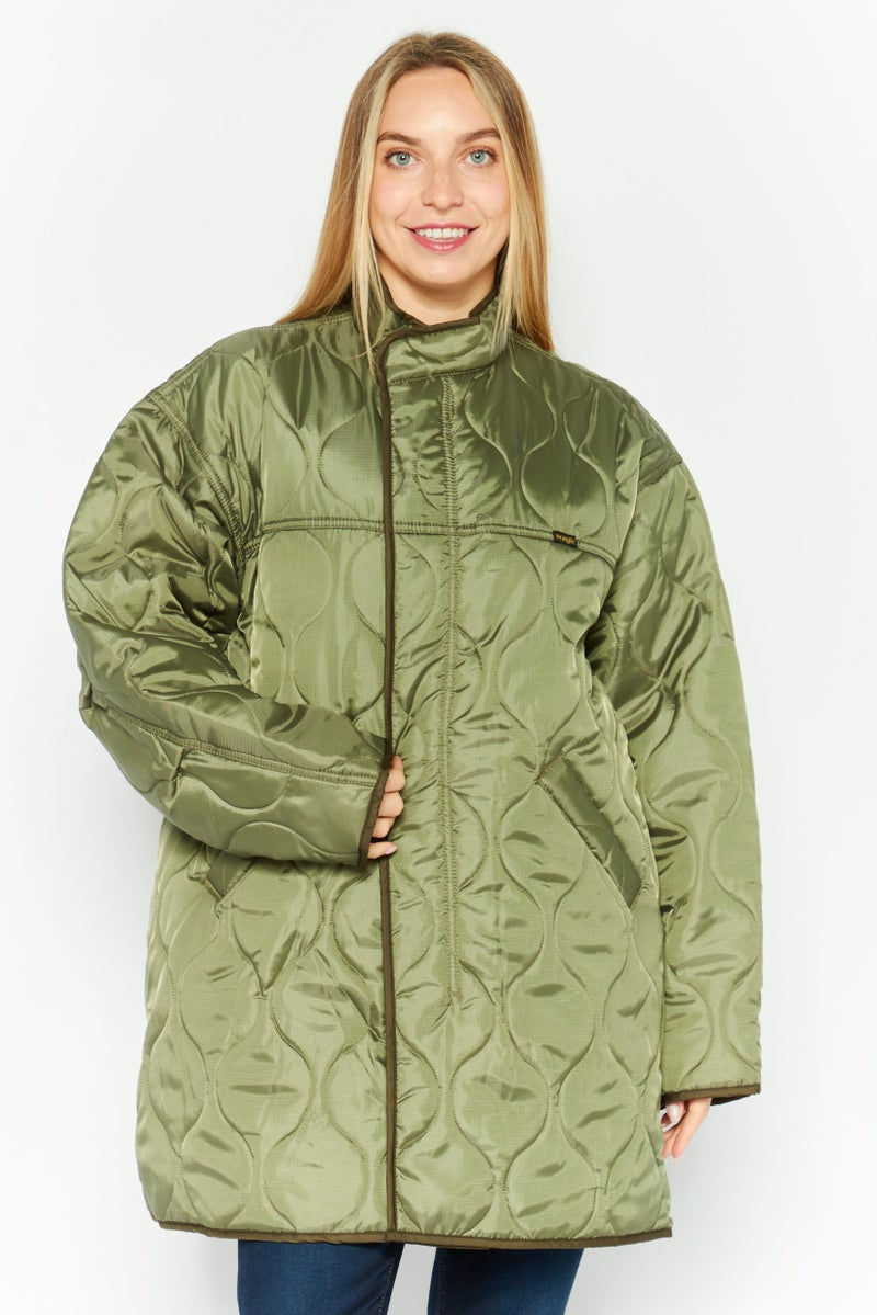 Wrangler جاكيت بافر بشعار العلامة التجارية للنساء، زيتوني - Image 1