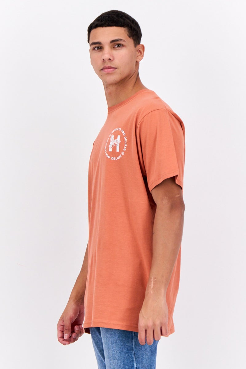 Henleys تي شيرت للرجال بأكمام قصيرة وياقة دائرية، شعار العلامة التجارية، لون صدئ - Image 2