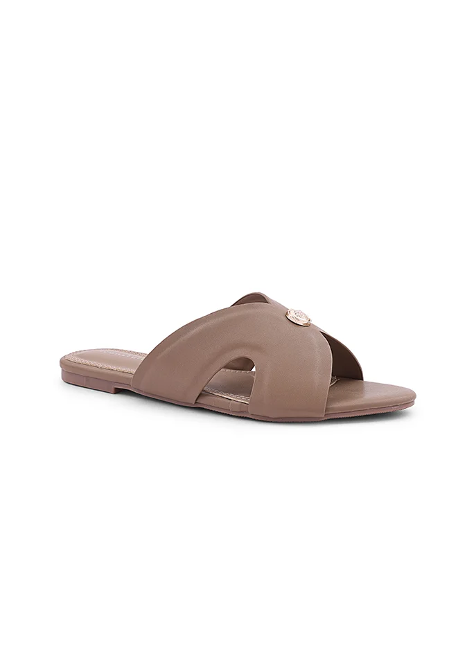 أيقون Stylish flat sandal with braided detail and comfortable fit.