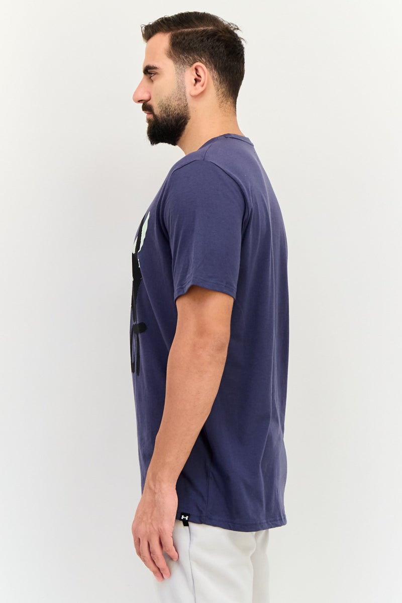 UNDER ARMOUR تي شيرت خارجي قصير الأكمام بتصميم جرافيكي للرجال من أندر أرمور × مشروع روك، بنفسجي - Image 2