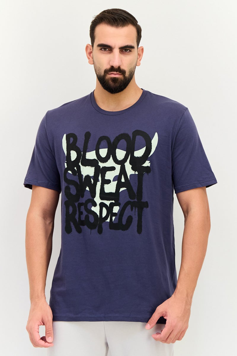 UNDER ARMOUR تي شيرت خارجي قصير الأكمام بتصميم جرافيكي للرجال من أندر أرمور × مشروع روك، بنفسجي - Image 1