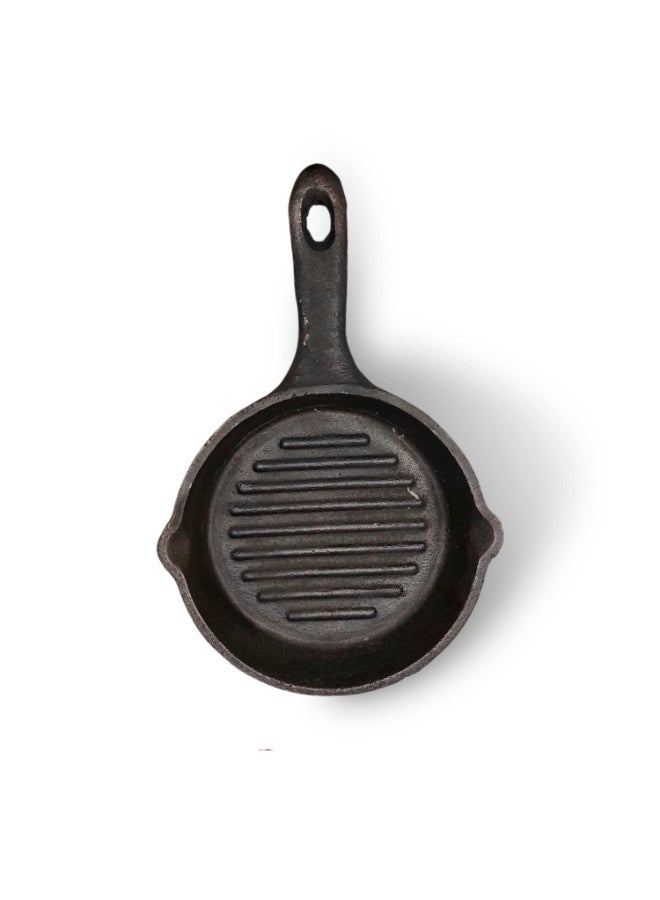 Zishta مقلاة شواء من الحديد الزهر (Cast Iron) من Zishta - مقلاة شواء بمقبض طويل - أواني طهي من الحديد الزهر - مقلاة شواء حديدية - صاج شواء (Tawa) - الأبعاد: العرض 17 سم × الطول 26 سم × الارتفاع 4 سم - السعة: 450 مل - الوزن: 1.25 كجم - Image 1