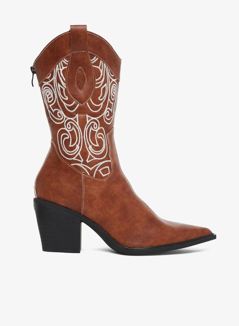 ستايلي حذاء بوت كاوبوي بتفاصيل مُطرّزة
